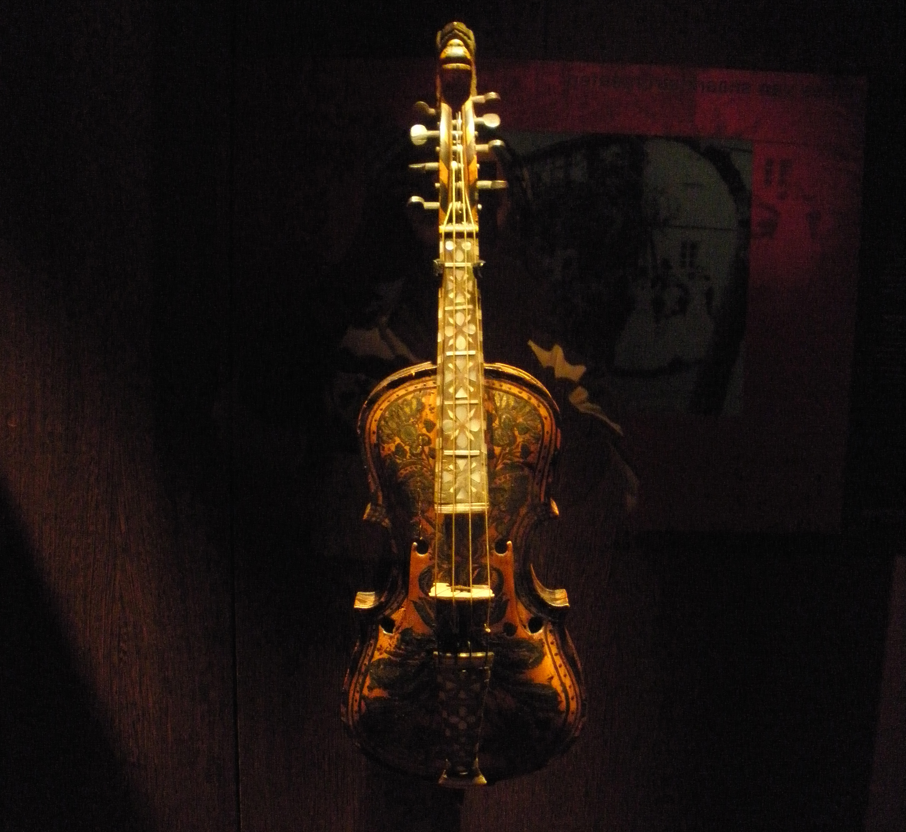 Violín decorado